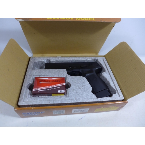 351 - A BOXED AS NEW SW40F MODEL CO2 .177 CALIBRE AIR PISTOL, 11CM BARREL, LENGTH 19.5CM, COMPLETE WITH PE... 