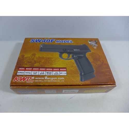 351 - A BOXED AS NEW SW40F MODEL CO2 .177 CALIBRE AIR PISTOL, 11CM BARREL, LENGTH 19.5CM, COMPLETE WITH PE... 