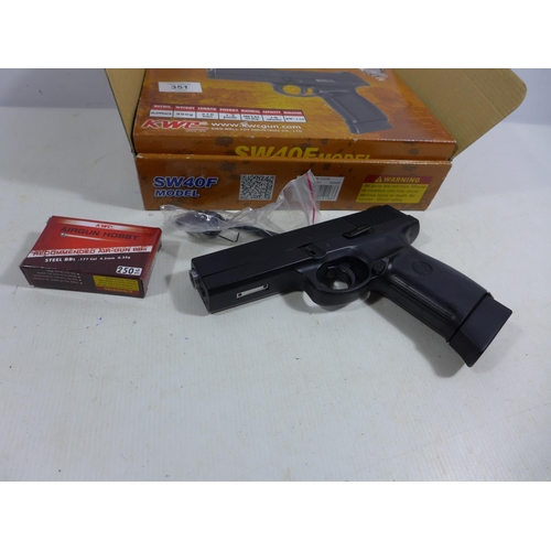 351 - A BOXED AS NEW SW40F MODEL CO2 .177 CALIBRE AIR PISTOL, 11CM BARREL, LENGTH 19.5CM, COMPLETE WITH PE... 