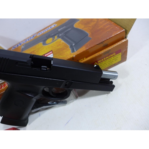 351 - A BOXED AS NEW SW40F MODEL CO2 .177 CALIBRE AIR PISTOL, 11CM BARREL, LENGTH 19.5CM, COMPLETE WITH PE... 