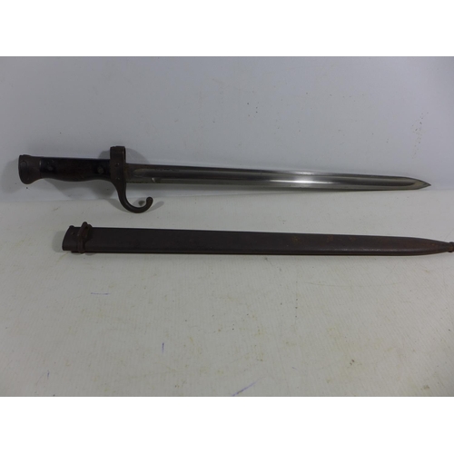 363 - A FRENCH 1892 PATTERN BAYONET AND SCABBARD 40CM BLADE, LENGTH 54CM