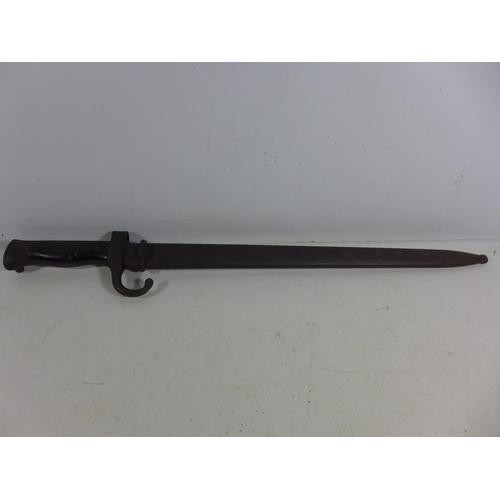 363 - A FRENCH 1892 PATTERN BAYONET AND SCABBARD 40CM BLADE, LENGTH 54CM