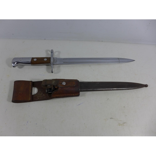 365 - A SWISS 1918 BAYONET AND SCABBARD, 30CM BLADE, LENGTH 46CM