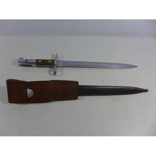 365 - A SWISS 1918 BAYONET AND SCABBARD, 30CM BLADE, LENGTH 46CM