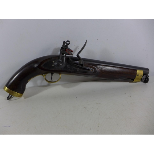 376 - A GOOD QUALITY NON FIRING MODEL DISPLAY EAST INDIA COMPANY FLINTLOCK PISTOL, 22CM BARREL, LENGTH 40C... 