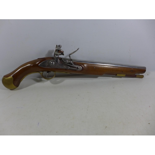 379 - A GOOD QUALITY NON FIRING MODEL DISPLAY ROYAL NAVY SEA SERVICE 1756 - 1815 FLINTLOCK PISTOL, 30CM BA... 