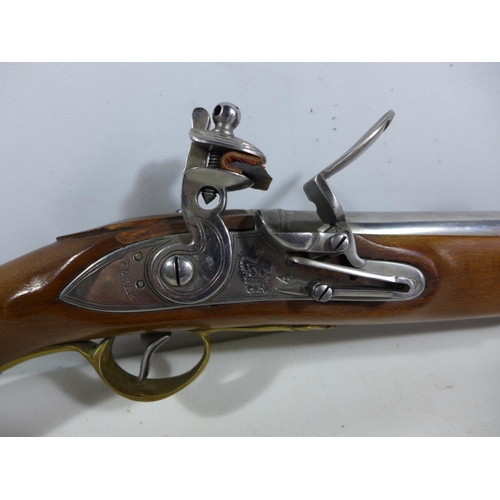 379 - A GOOD QUALITY NON FIRING MODEL DISPLAY ROYAL NAVY SEA SERVICE 1756 - 1815 FLINTLOCK PISTOL, 30CM BA... 