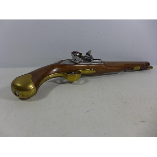 379 - A GOOD QUALITY NON FIRING MODEL DISPLAY ROYAL NAVY SEA SERVICE 1756 - 1815 FLINTLOCK PISTOL, 30CM BA... 