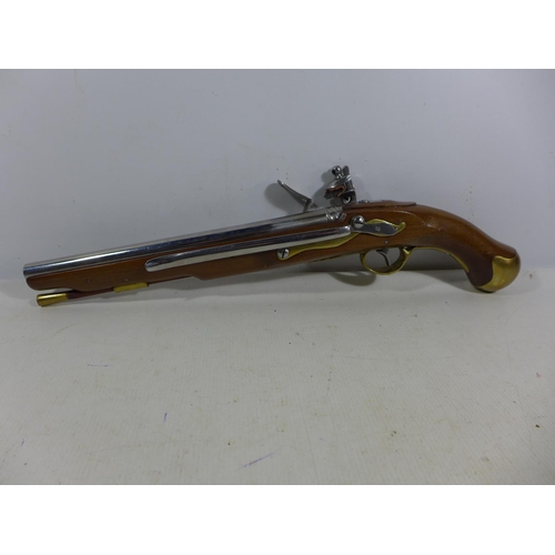 379 - A GOOD QUALITY NON FIRING MODEL DISPLAY ROYAL NAVY SEA SERVICE 1756 - 1815 FLINTLOCK PISTOL, 30CM BA... 