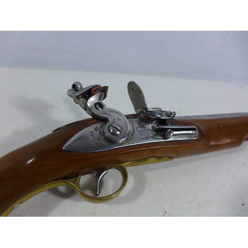 379 - A GOOD QUALITY NON FIRING MODEL DISPLAY ROYAL NAVY SEA SERVICE 1756 - 1815 FLINTLOCK PISTOL, 30CM BA... 