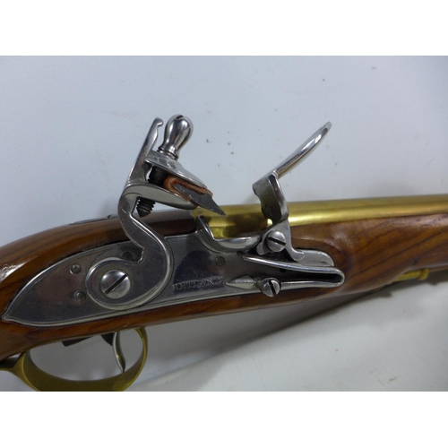 380 - A GOOD QUALITY NON FIRING MODEL DISPLAY KETLAND FLINTLOCK PISTOL, 19CM BRASS BARREL, LENGTH 36CM