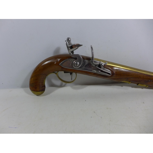 380 - A GOOD QUALITY NON FIRING MODEL DISPLAY KETLAND FLINTLOCK PISTOL, 19CM BRASS BARREL, LENGTH 36CM