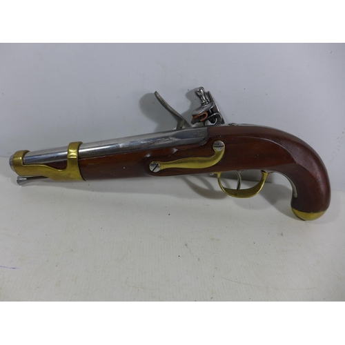 381 - A GOOD QUALITY NON FIRING MODEL DISPLAY FRENCH NAPOLEOIC WARS 1 X TYPE FLINTLOCK PISTOL, 20CM  BARRE... 