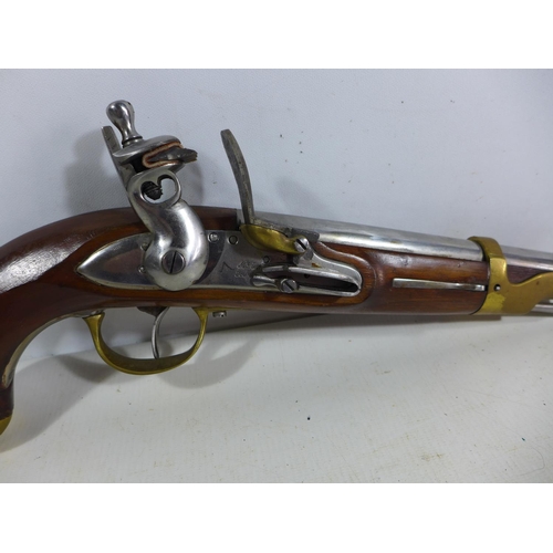 381 - A GOOD QUALITY NON FIRING MODEL DISPLAY FRENCH NAPOLEOIC WARS 1 X TYPE FLINTLOCK PISTOL, 20CM  BARRE... 