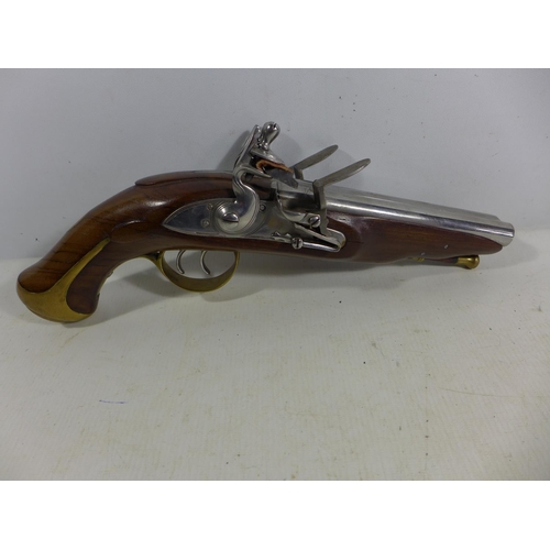 382 - A GOOD QUALITY NON FIRING MODEL DISPLAY DOUBLE BARREL SIDE BY SIDE FLINTLOCK PISTOL, 17CM  BARREL, L... 