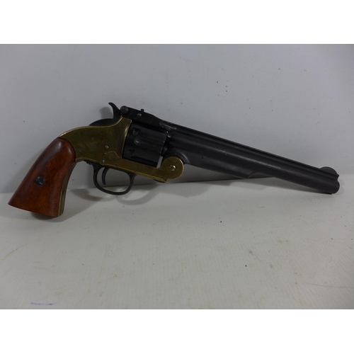 385 - A GOOD QUALITY NON FIRING MODEL DISPLAY SMITH AND WESSON SCHOFIELD REVOLVER, 20CM BARREL, LENGTH 35C... 