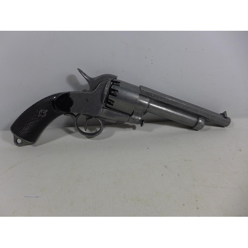 386 - A GOOD QUALITY NON FIRING MODEL DISPLAY LE MAT NINE SHOT PERCUSSION CAP REVOLVER , 17CM BARREL, LENG... 