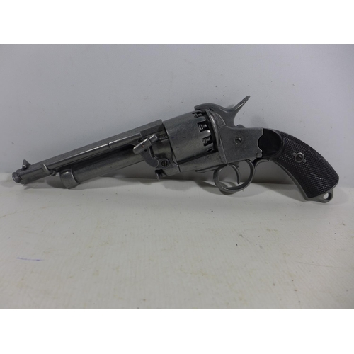 386 - A GOOD QUALITY NON FIRING MODEL DISPLAY LE MAT NINE SHOT PERCUSSION CAP REVOLVER , 17CM BARREL, LENG... 