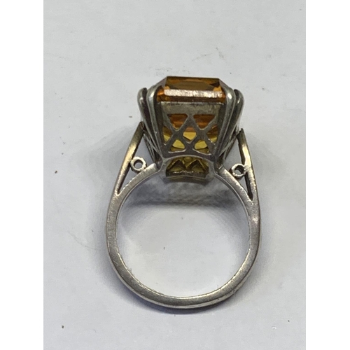 521 - A SILVER AND YELLOW STONE RING IN A PRESENTATION BOX