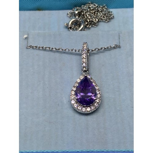 542 - A SILVER AND AMETHYST NECKLACE IN A PRESENTATION BOX