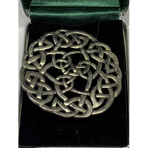 543 - AN IRISH CELTIC BROOCH IN A PRESENTATION BOX