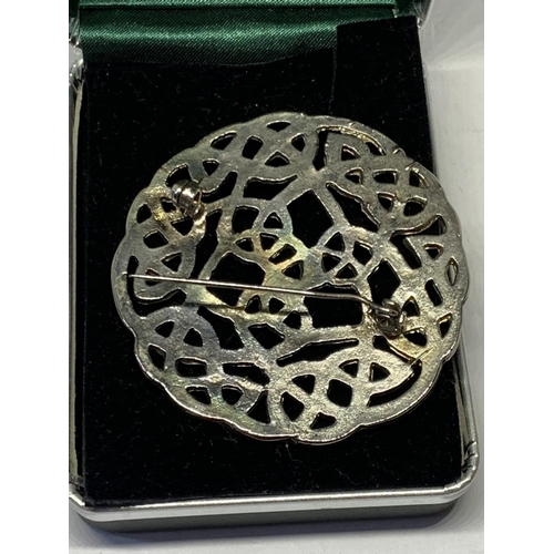 543 - AN IRISH CELTIC BROOCH IN A PRESENTATION BOX