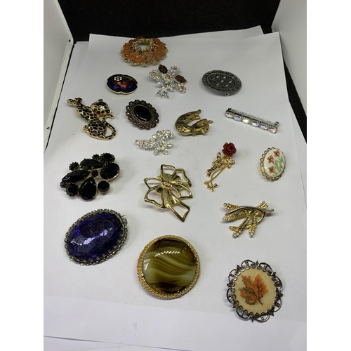 549 - VARIOUS BROOCHES