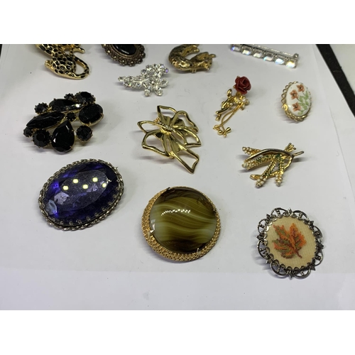 549 - VARIOUS BROOCHES