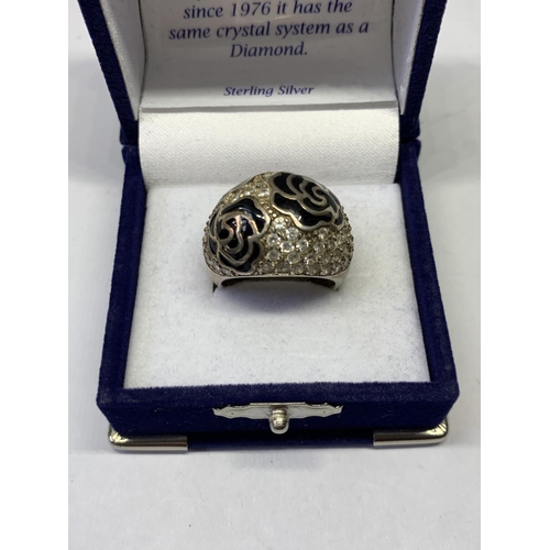 550 - A SILVER AND BLACK RING IN A PRESENTATION BOX