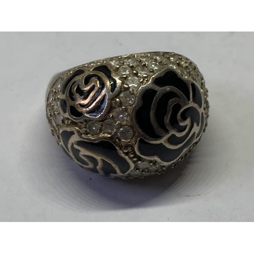 550 - A SILVER AND BLACK RING IN A PRESENTATION BOX