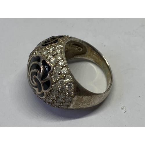 550 - A SILVER AND BLACK RING IN A PRESENTATION BOX