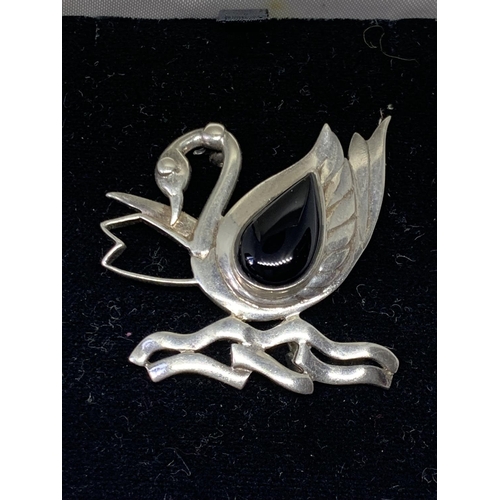 556 - A SILVER SWAN BROOCH IN A PRESENTATION BOX