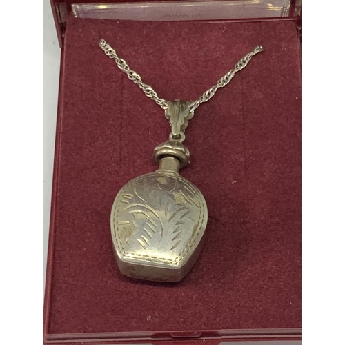 560 - A SILVER BOTTLE NECKLACE IN A PRESENTATION BOX