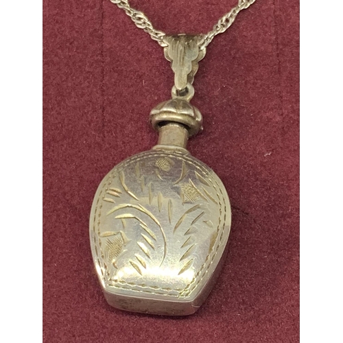 560 - A SILVER BOTTLE NECKLACE IN A PRESENTATION BOX