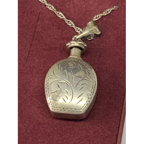 560 - A SILVER BOTTLE NECKLACE IN A PRESENTATION BOX