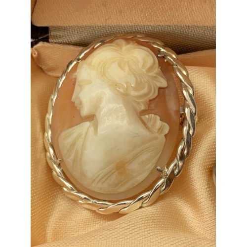 564 - A SILVER CAMEO BROOCH AND RING IN A PRESENTATION BOX