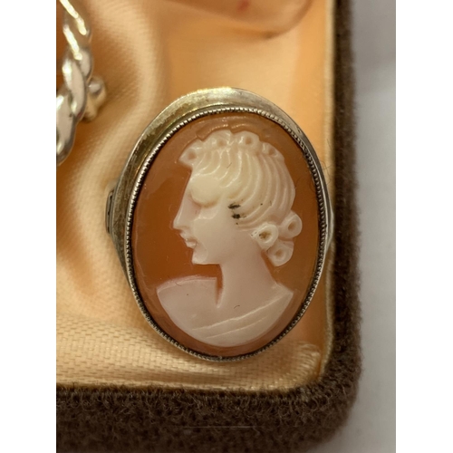 564 - A SILVER CAMEO BROOCH AND RING IN A PRESENTATION BOX