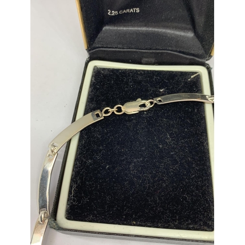 565 - A SILVER BAR NECKLACE WITH A PRESENTATION BOX