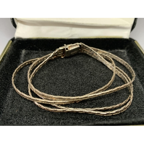 566 - A SILVER STRAND BRACELET IN A PRESENTATION BOX