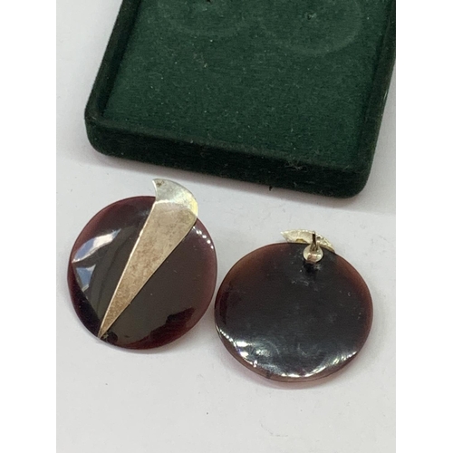 574 - A PAIR OF SILVER AND AGATE EARRINGS IN A PRESENTATION BOX