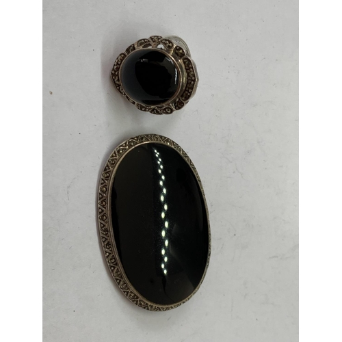 575 - A SILVER AND BLACK STONE RING AND BROOCH WITH PRESENTATION BOX