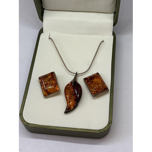 576 - A SILVER AND AMBER NECKLACE AND EARRING SET IN A PRESENTATION BOX