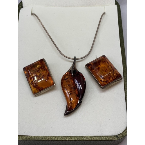 576 - A SILVER AND AMBER NECKLACE AND EARRING SET IN A PRESENTATION BOX