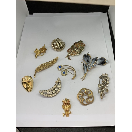 579 - A COLLECTION OF VARIOUS BROOCHES