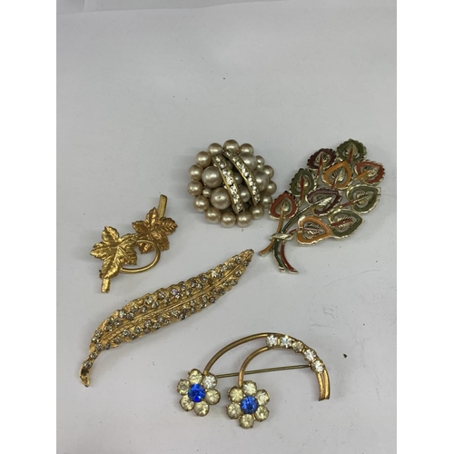 579 - A COLLECTION OF VARIOUS BROOCHES