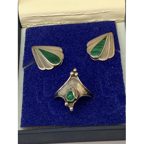 581 - A SILVER GREEN STONE RING AND EARRINGS IN A PRESENTATION BOX