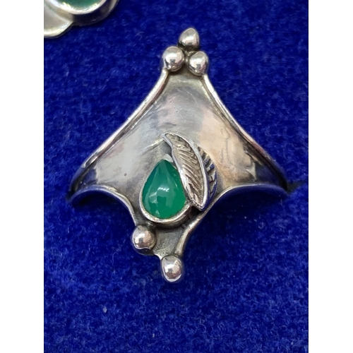 581 - A SILVER GREEN STONE RING AND EARRINGS IN A PRESENTATION BOX