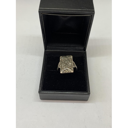 583 - A SILVER RING IN A PRESENTATION BOX