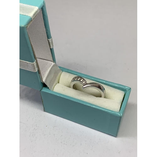 585 - A SILVER RING IN A PRESENTATION BOX