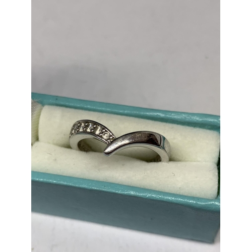 585 - A SILVER RING IN A PRESENTATION BOX